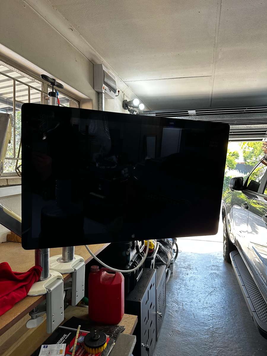 Apple Mac Pro | 3.5 GHz 6-Core Intel Xeon | 32 GB Ram plus 2 x Apple Thunderbolt 27 Displays