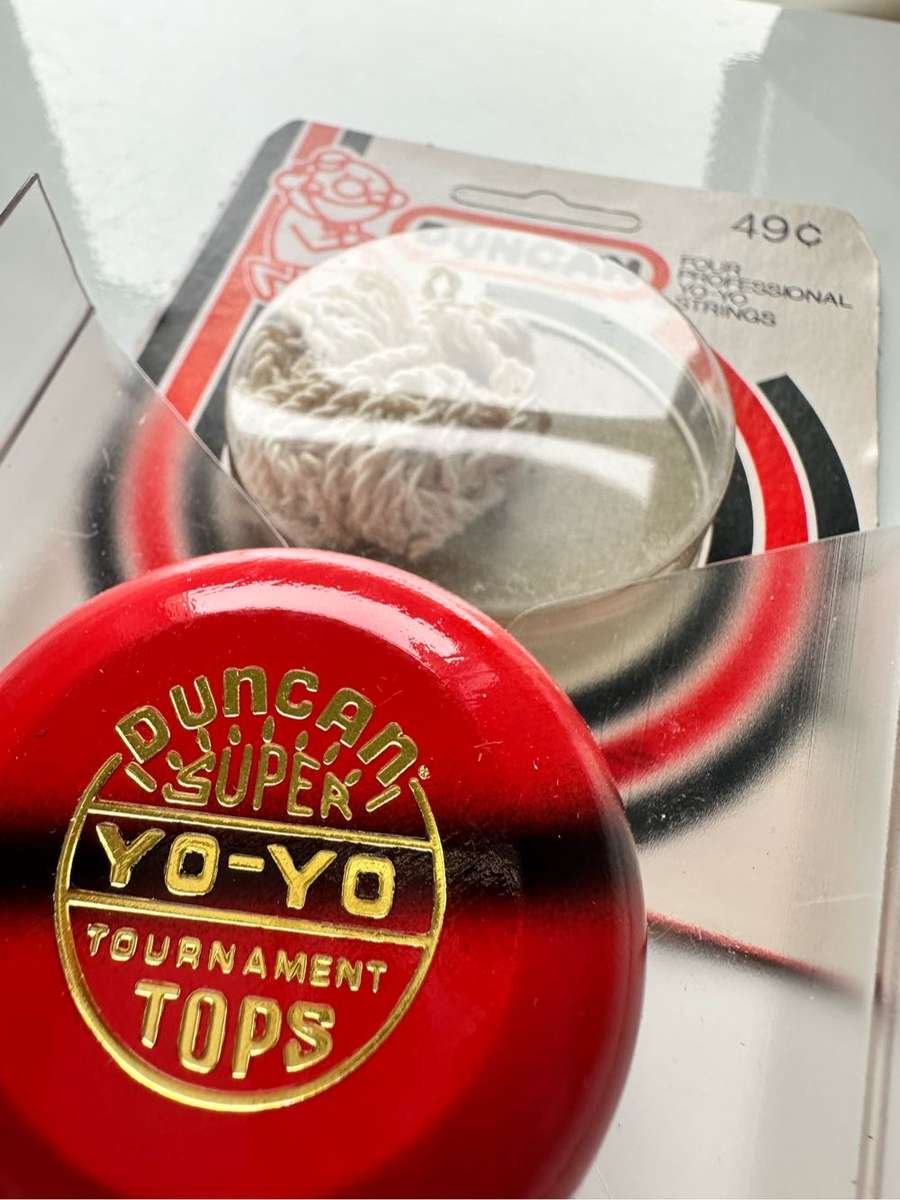 VINTAGE - 1955 YOYO WOODEN DUNCAN YOYO`S IN ORIGINAL PACKAGING WITH TRICK BOOK - UNUSED