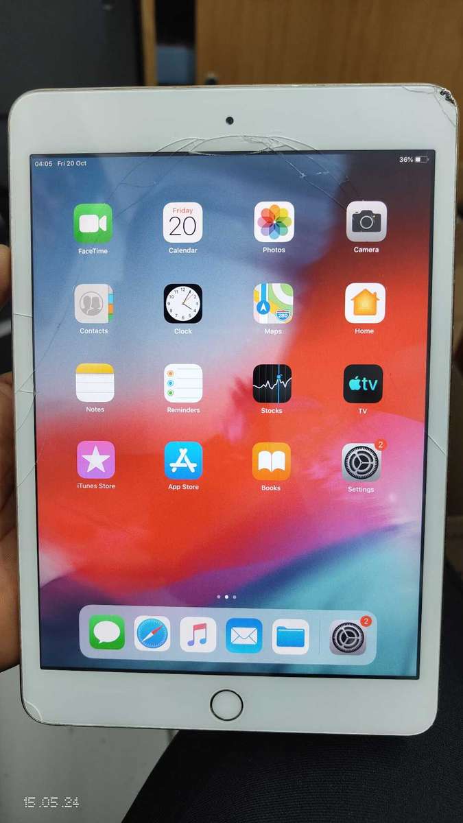 iPad Mini 3 128GB wifi only Gold (Touch Cracked) {Pre Owned}