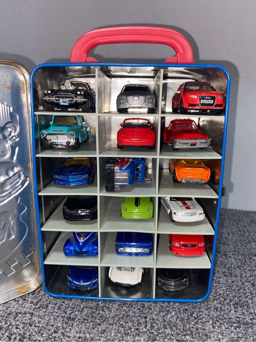 Hot wheels Tin box with 18 Die cast models