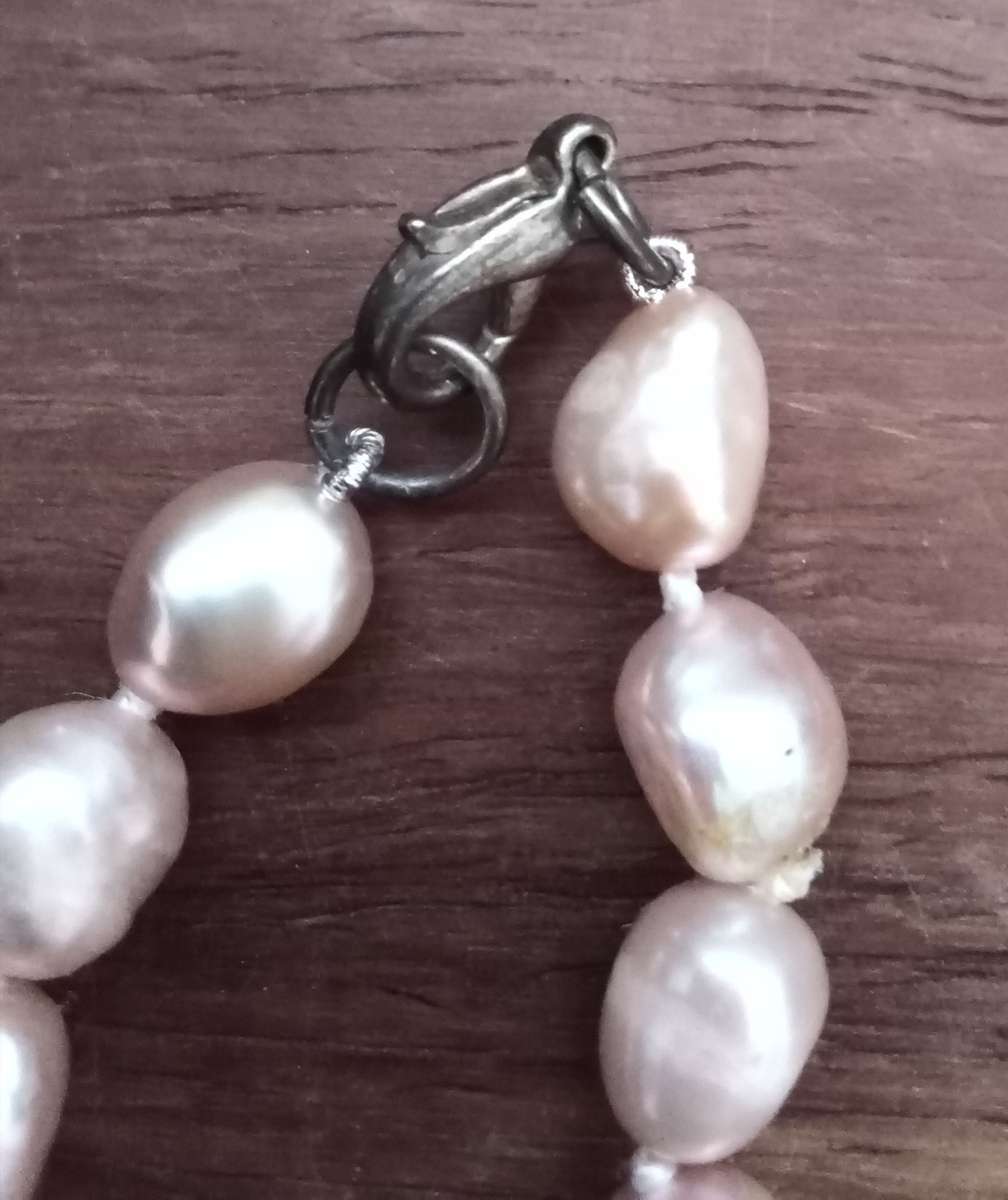 Pink Freshwater Pearl Necklace. New. Knotted. Lenght 43cm.