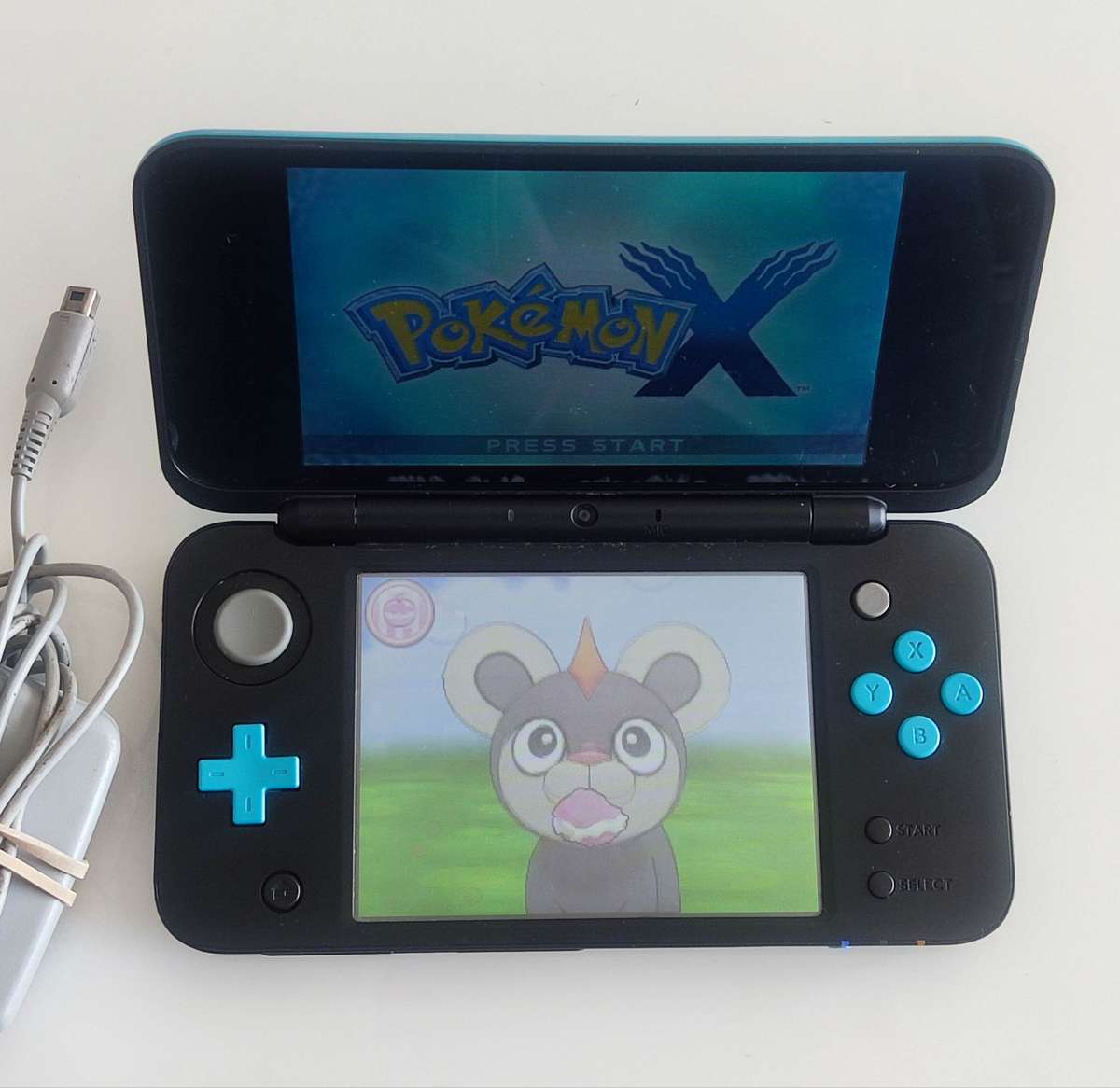 `New` Nintendo 2ds xl console with original charger and stylus, memory card included