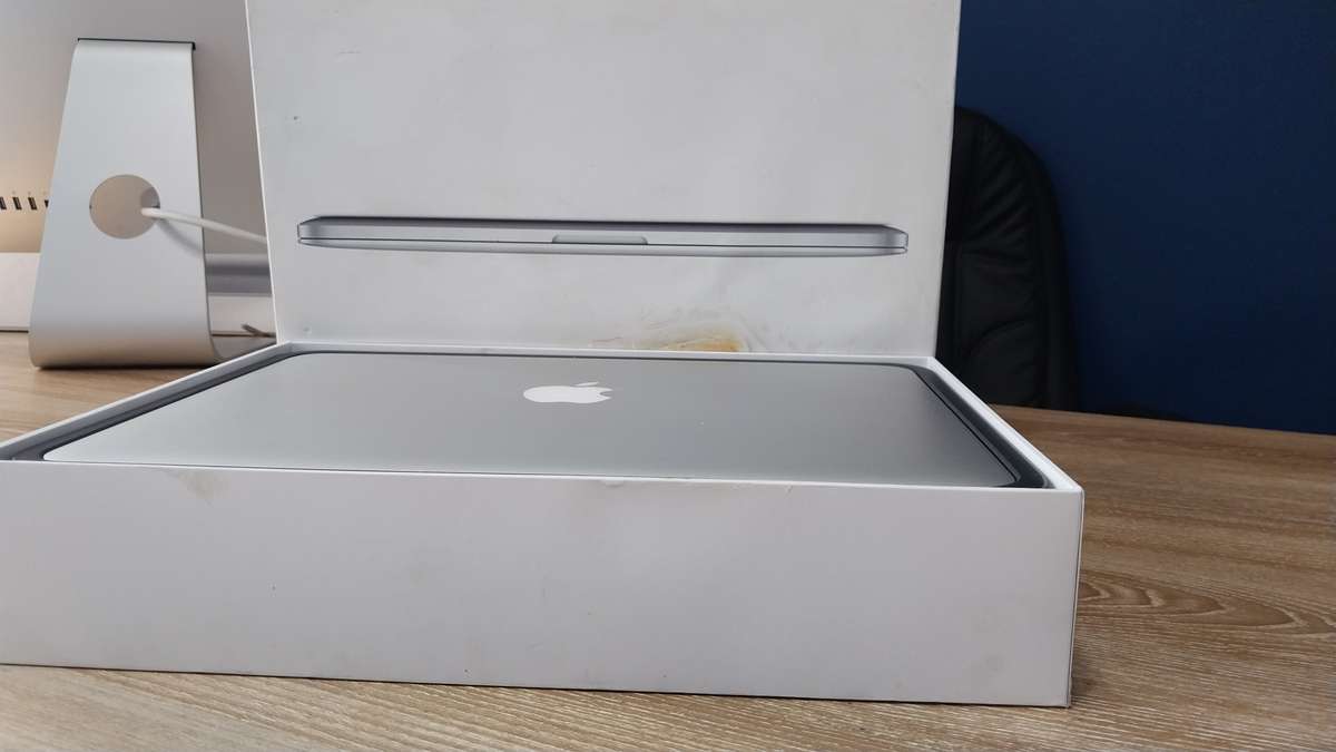 Apple macbook pro 13-inch Retina Display 2015 model core i5 8GB RAM 256GB SSD Storage