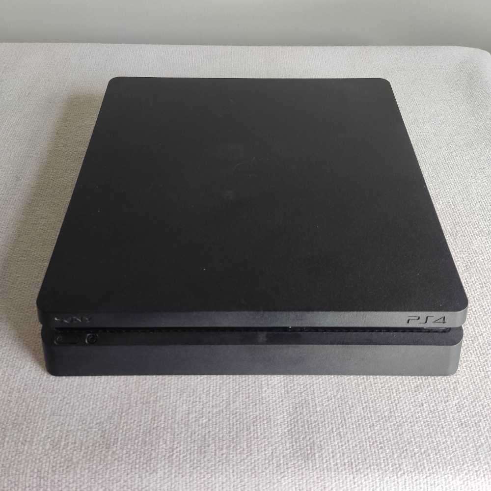 Playstation 4 Slim 1Tb +2 controllers  plus One game