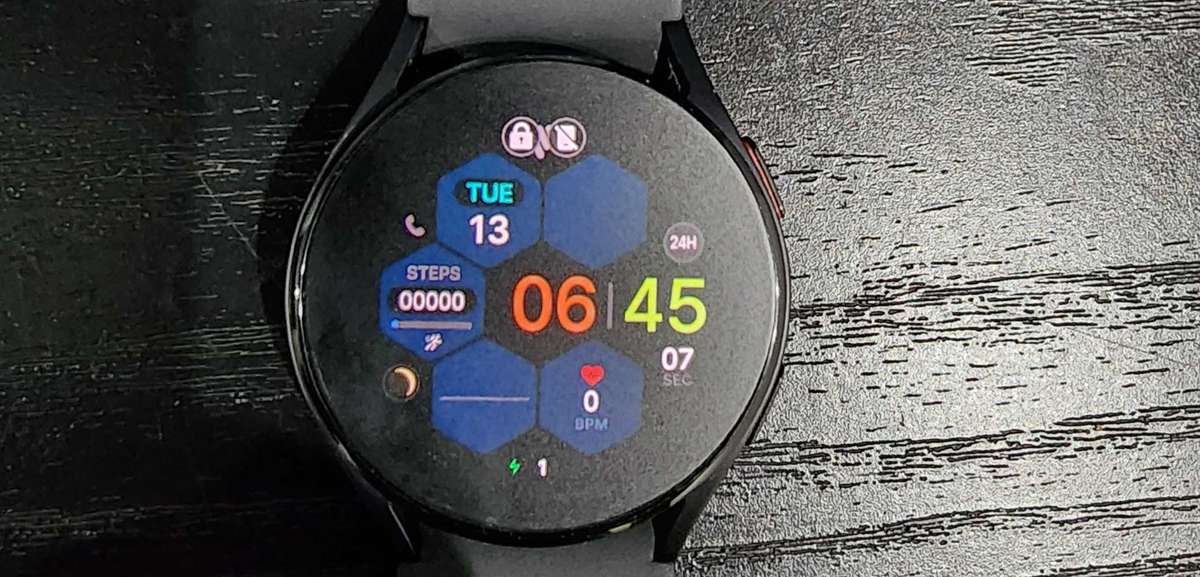 Samsung Watch 5 40MM Bluetooth Varient[Battery Doesn`t Seem To Last Long/But Last Couple Hours]