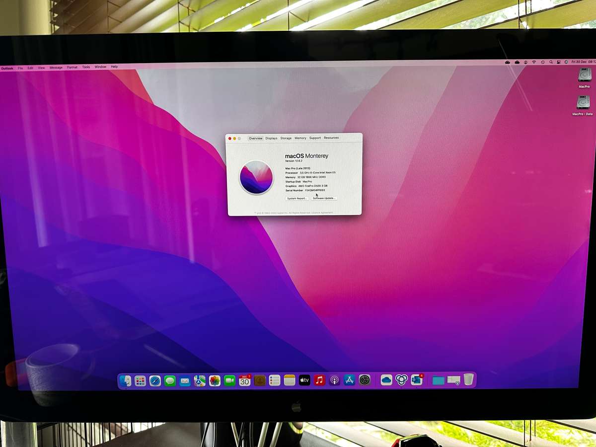 Apple Mac Pro | 3.5 GHz 6-Core Intel Xeon | 32 GB Ram plus 2 x Apple Thunderbolt 27 Displays