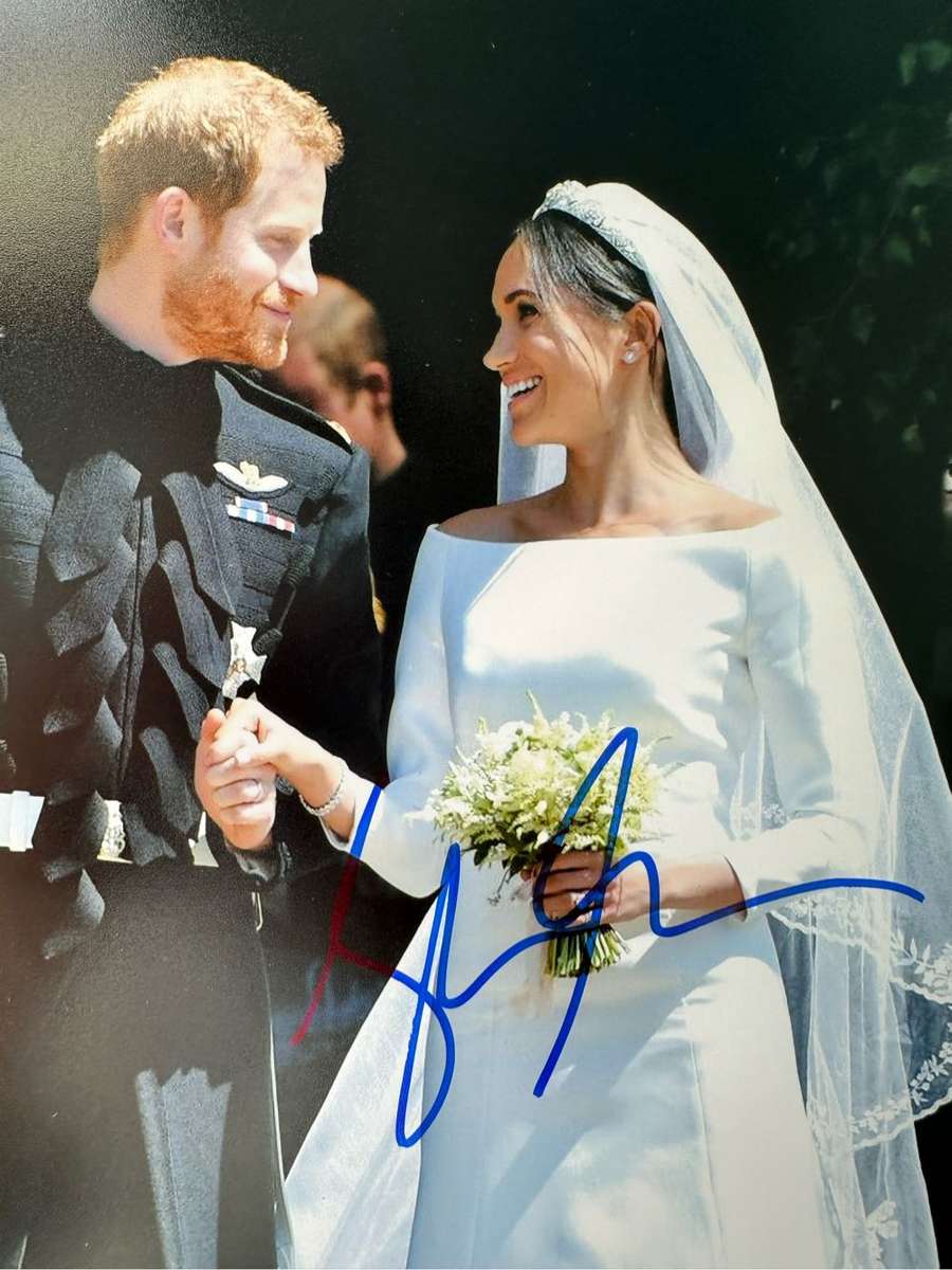 AUTHENTIC AUTOGRAPH BY MEGHAN MARKLE - DUCCHESS OF SUSSEX - WITH COA - INSANELY RARE
