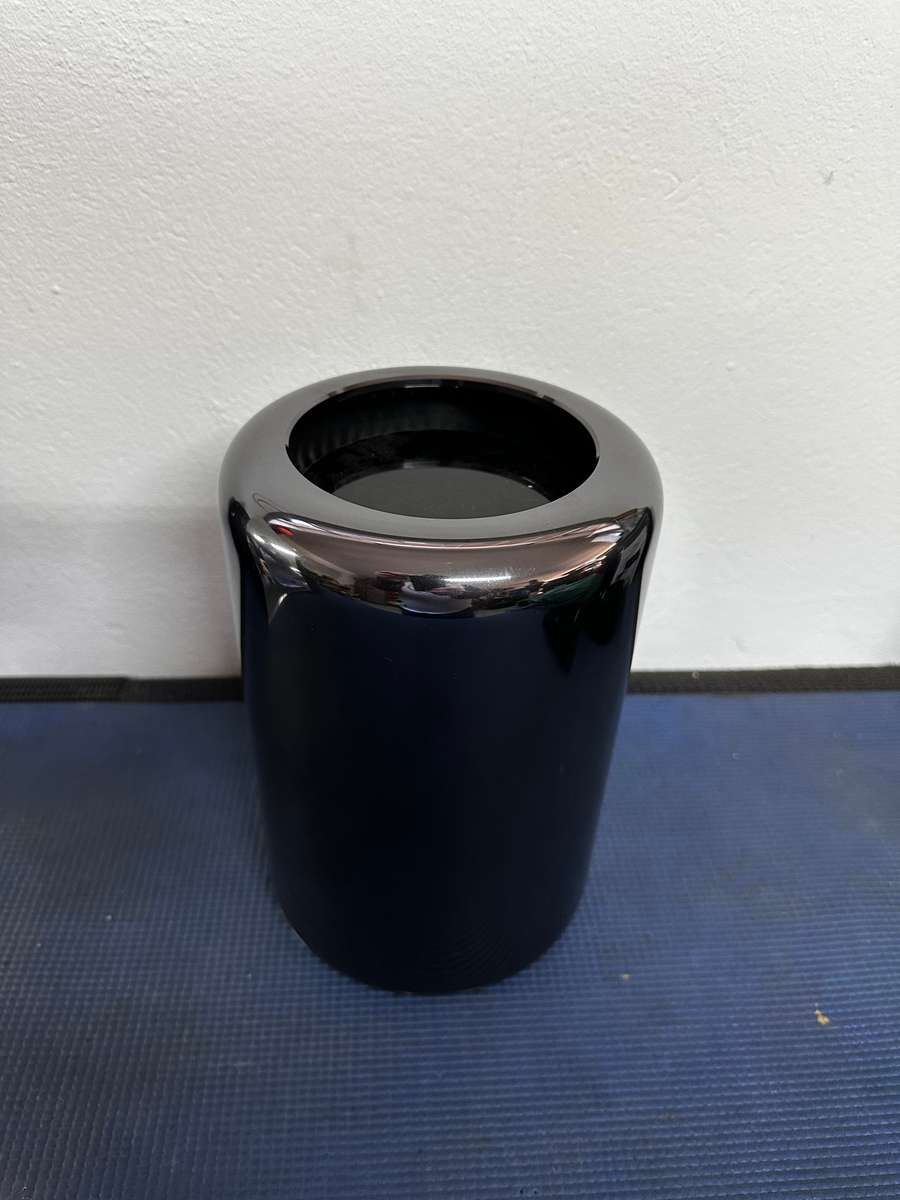 Apple Mac Pro | 3.5 GHz 6-Core Intel Xeon | 32 GB Ram plus 2 x Apple Thunderbolt 27 Displays