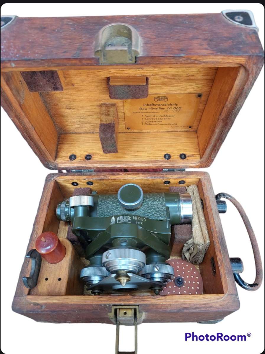 Carl Zeiss Ni060 Level/Tripod/Staff