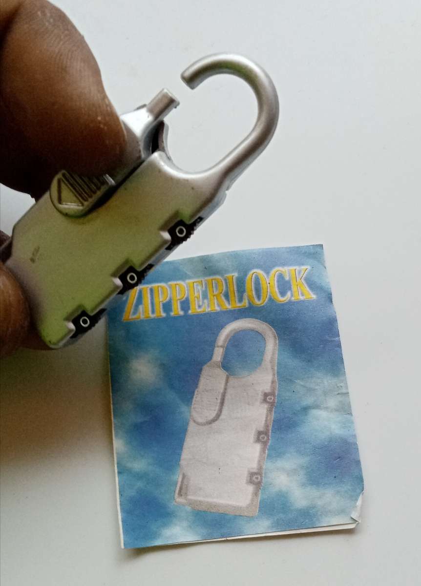 Zipperlock combination lock