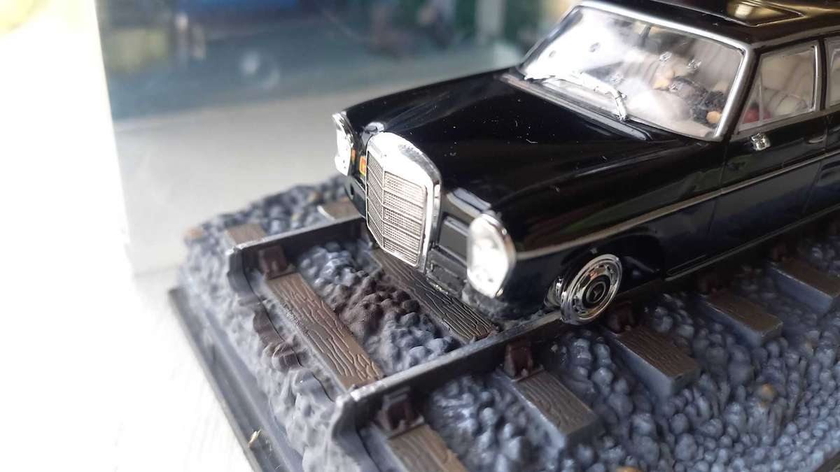 007 Mercedes Benz 250se - OctoPussy