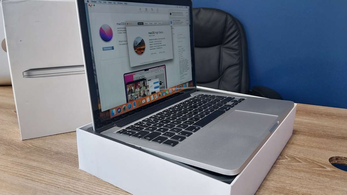 Apple macbook pro 13-inch Retina Display 2015 model core i5 8GB RAM 256GB SSD Storage