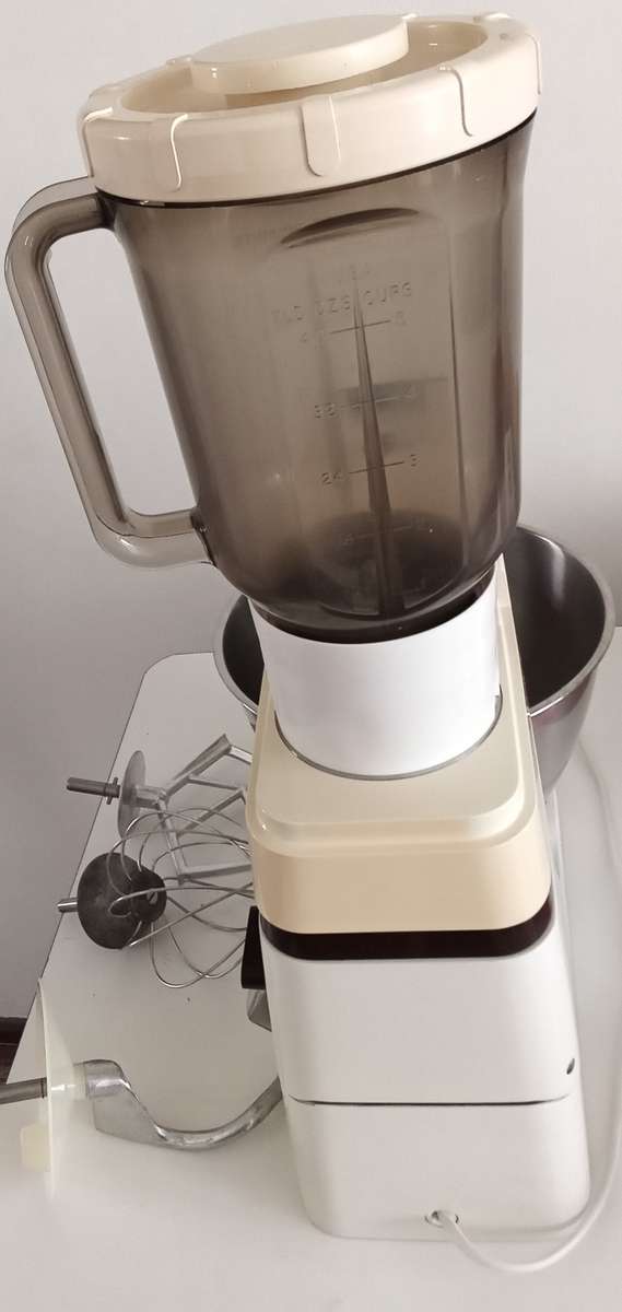 KENWOOD A901 MIXER WITH LIQUIDIZER.BRAND NEW MOTOR. EXCELLENT WORKING CONDITION.