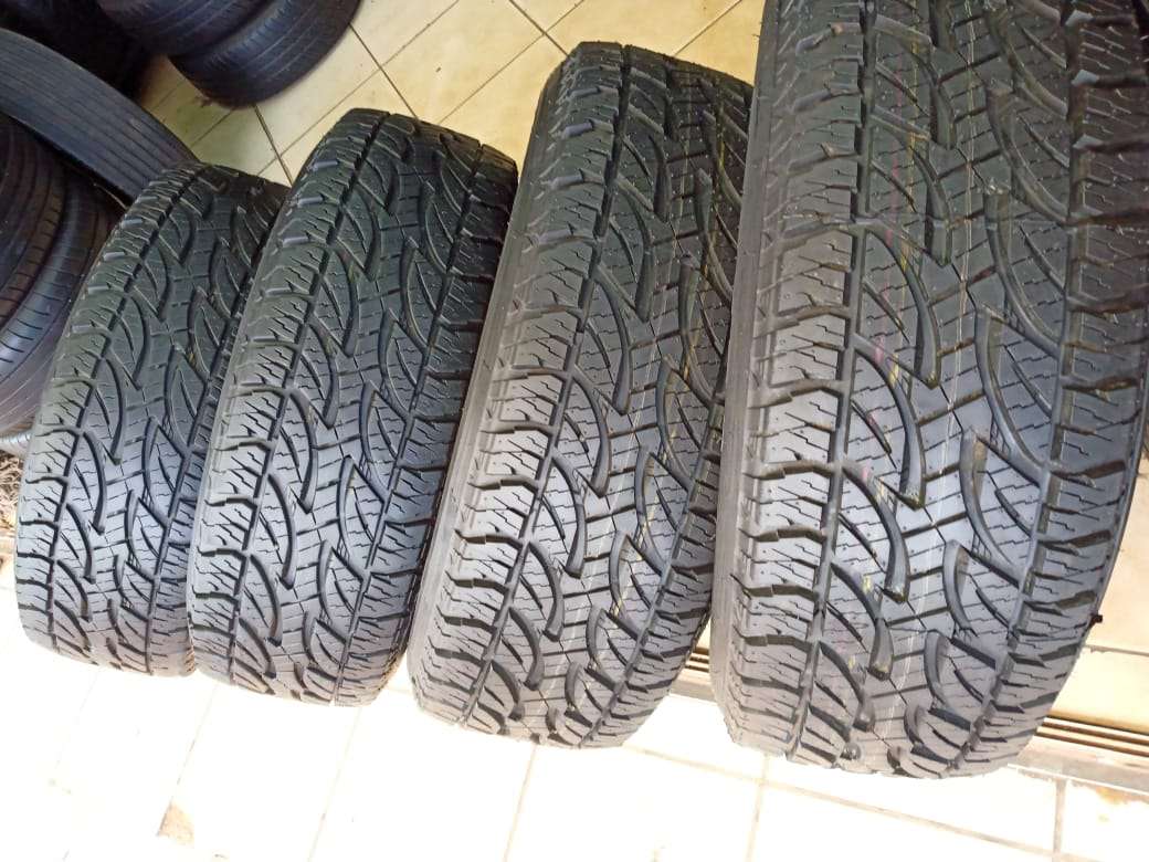 265/65/17 Bridgestone dueler AT. 80% life