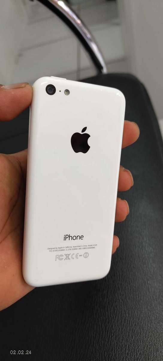 iPhone 5c 8GB White  A1529 (pre owned)