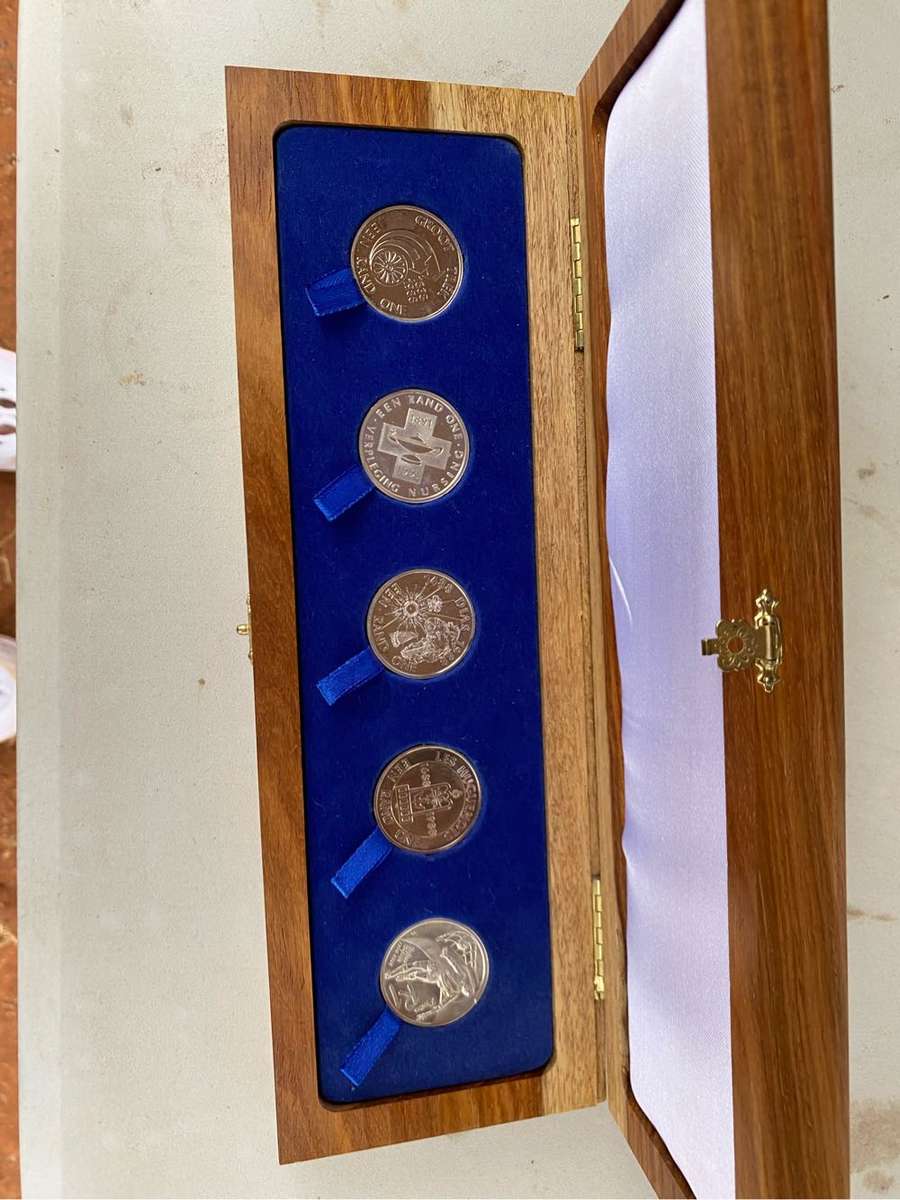 Very rare complete Proof R1 coin set not to be missed