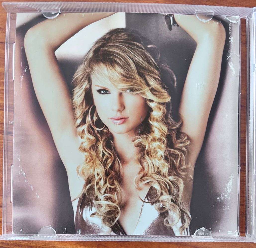 Fearless - Taylor Swift (pre-owned CD)