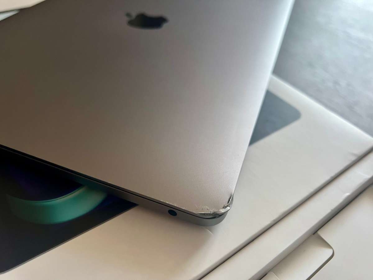 MacBook Pro 13 M1 16GB 256GB Boxed with charger A2338