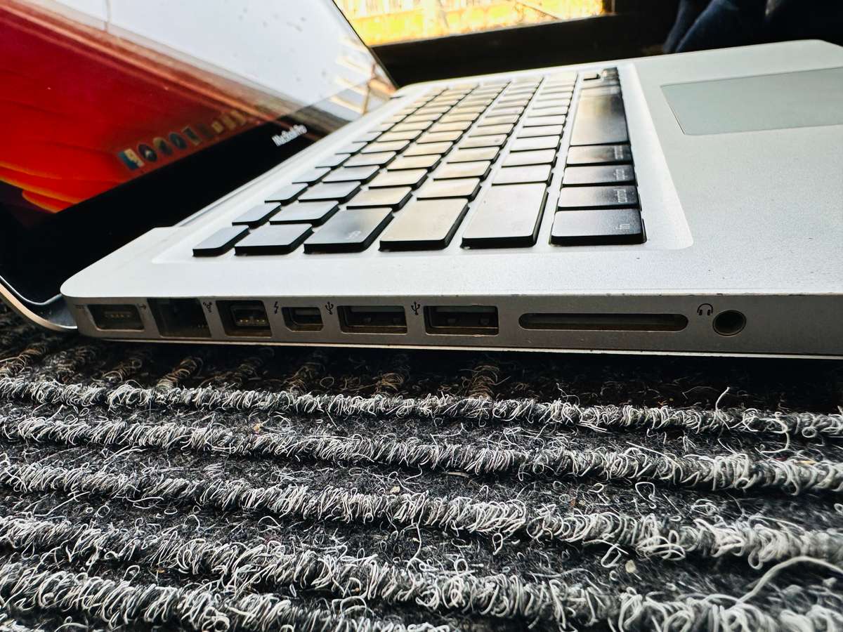 Intel Core i7 Apple MacBook Pro (13-inch, Early 2011)  640GB HDD 4GB RAM macOS 10.13.6