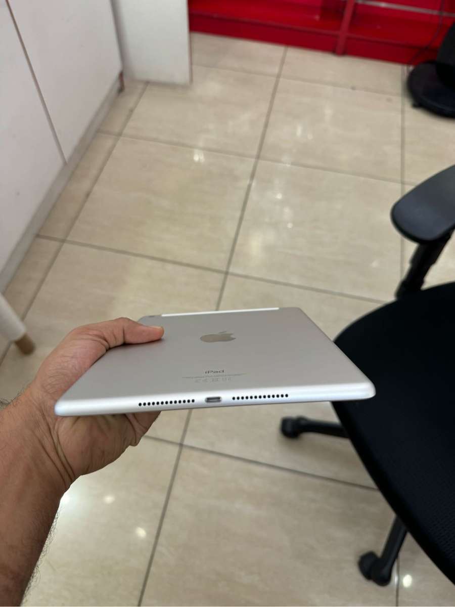 Apple iPad 9.7 6th Generation 128gb WiFi and cellular