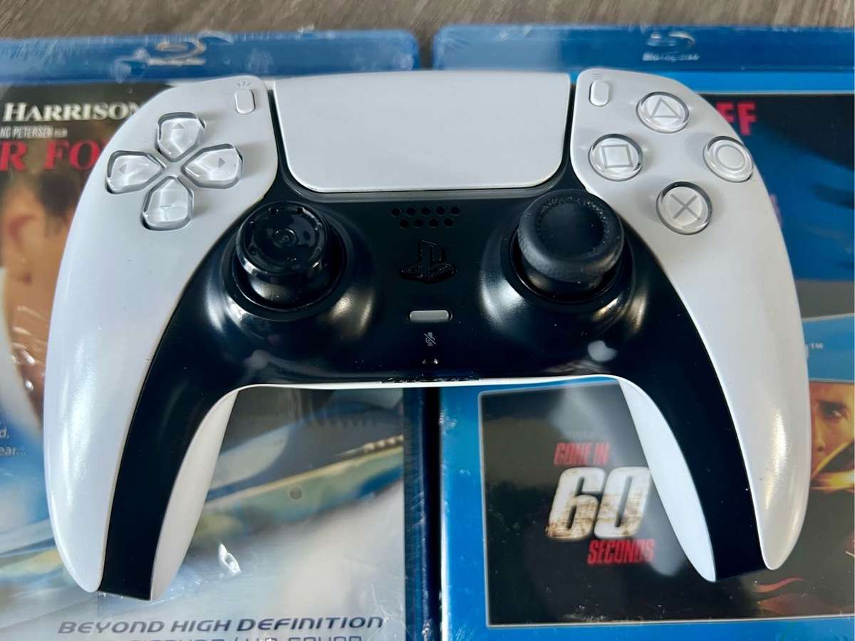 PS5 1TB Disc Edition Boxed + Controller + Charging dock + 2 DVDs