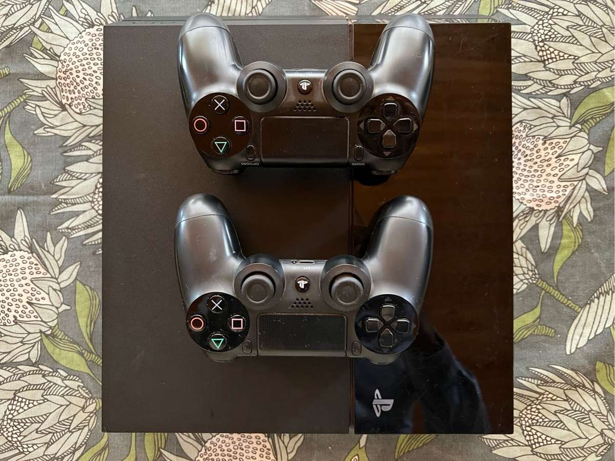 PlayStation 4 + 2 Controllers