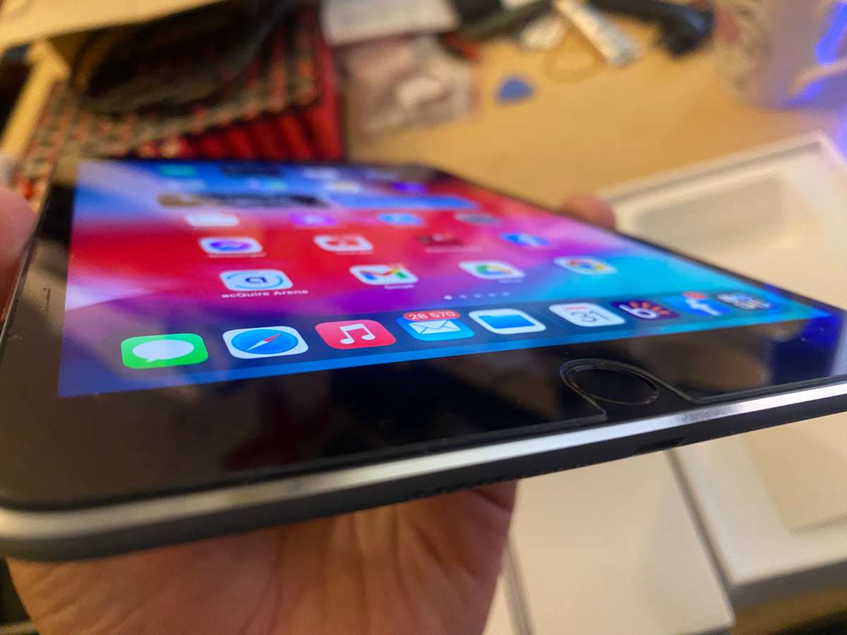 iPad Mini 4 (128GB Wi-Fi + Cellular)