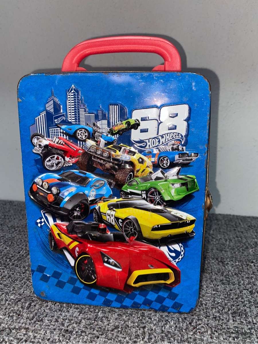 Hot wheels Tin box with 18 Die cast models