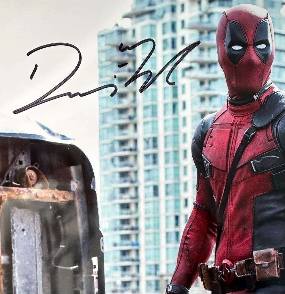 AUTHENTIC AUTOGRAPH BY RYAN REYNOLDS- WITH COA - AWESOME PIECE