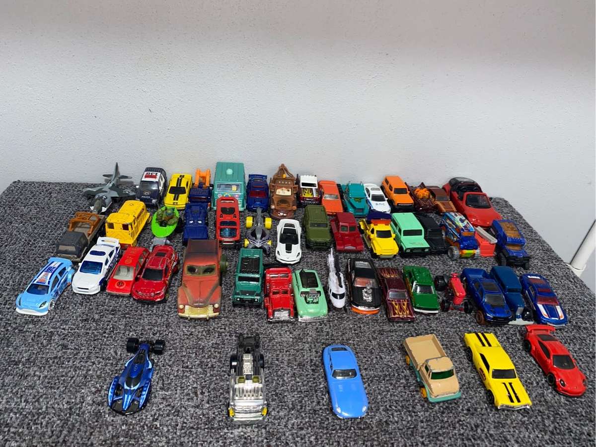 Massive Die Cast collection with over 30 cars