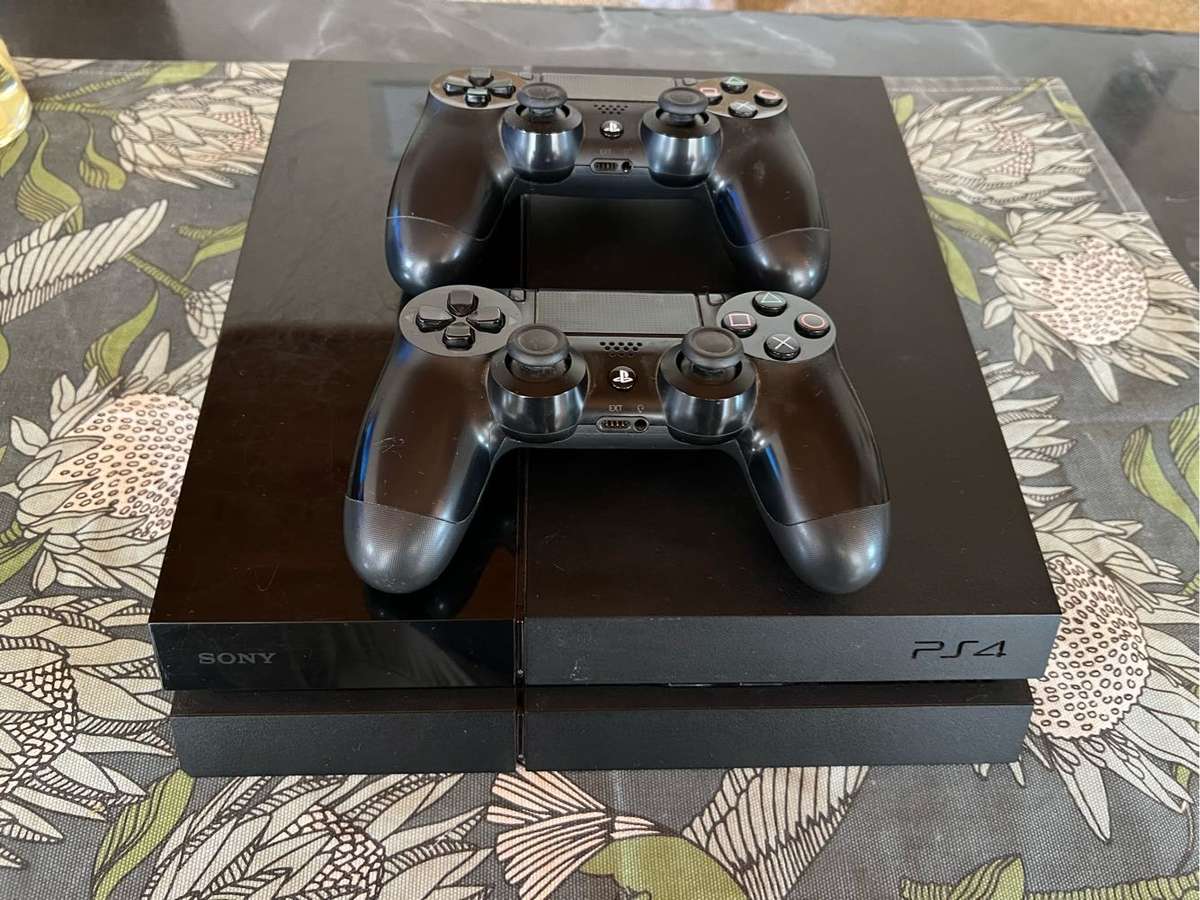 PlayStation 4 + 2 Controllers