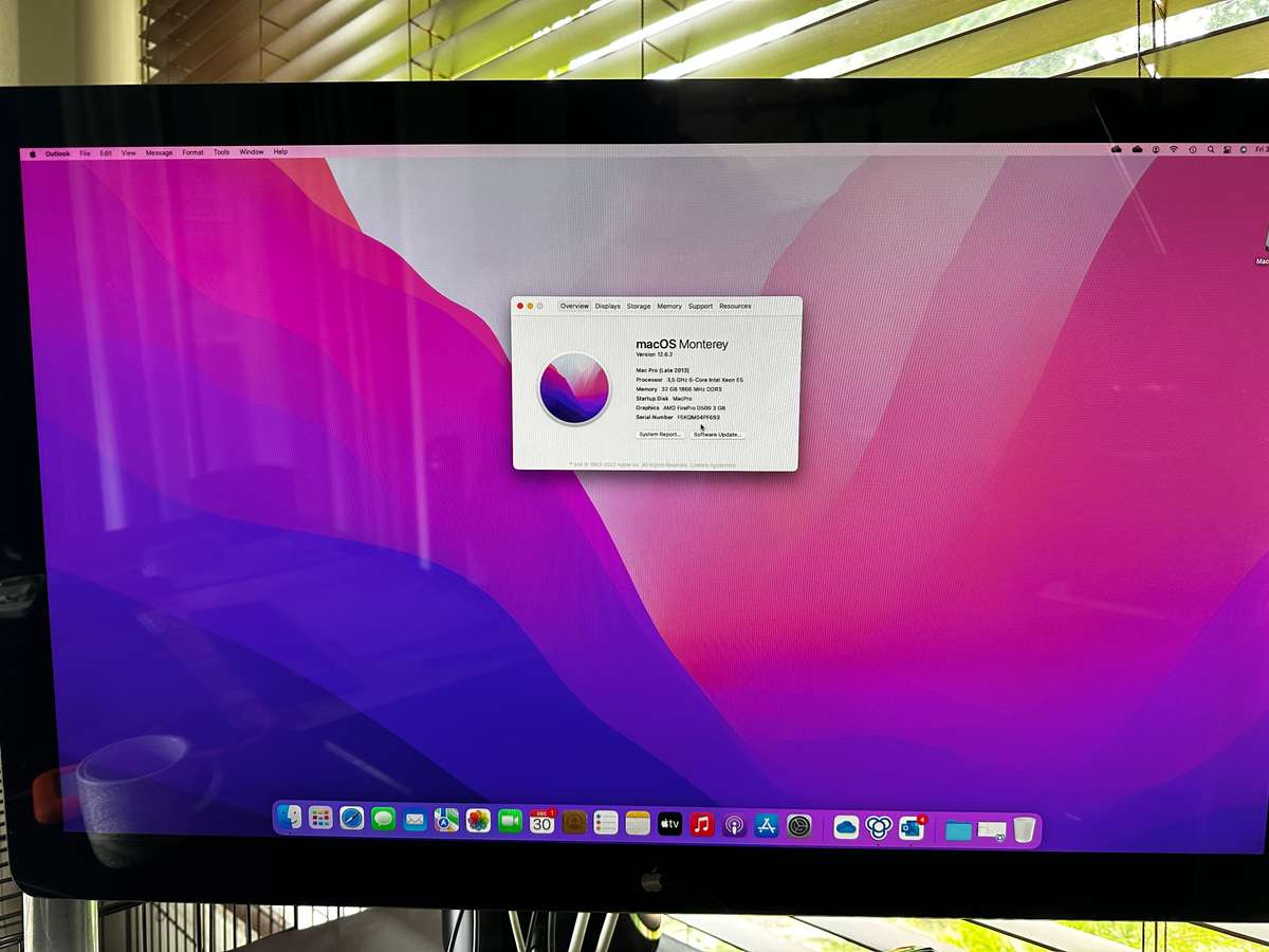 Apple Mac Pro | 3.5 GHz 6-Core Intel Xeon | 32 GB Ram plus 2 x Apple Thunderbolt 27 Displays