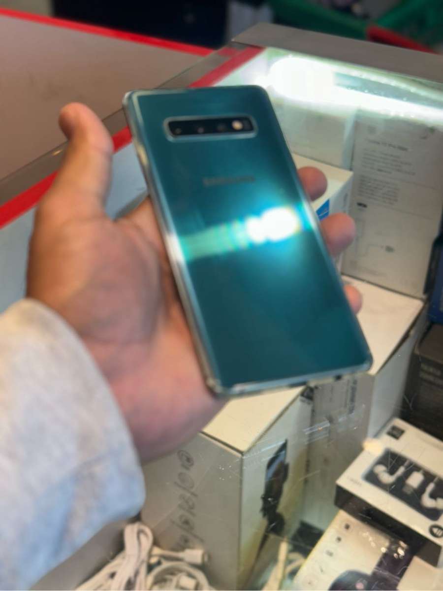 SAMSUNG S10 PLUS