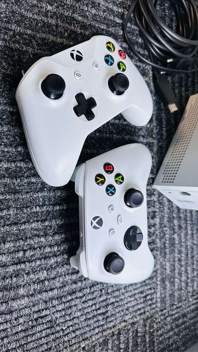 XBOX SERIES S 512GB + 2x Controllers