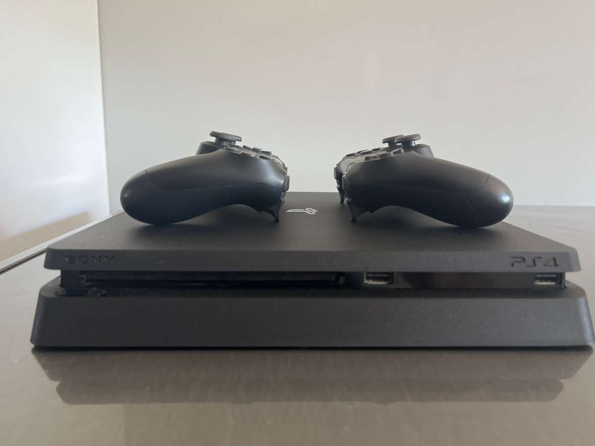 PlayStation 4 incl. 2 controllers