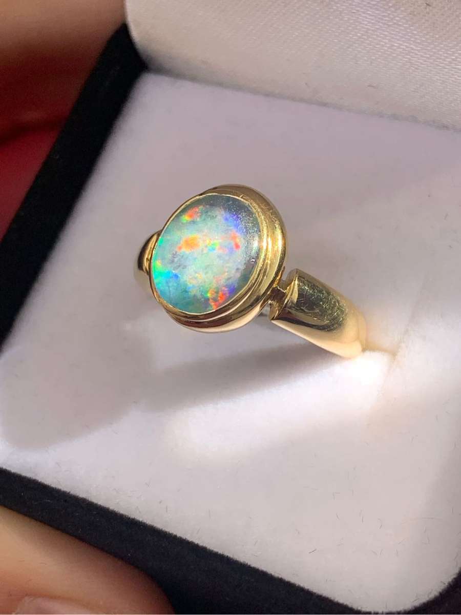 Stunning 18ct Yellow Gold and Triplet Opal Ring