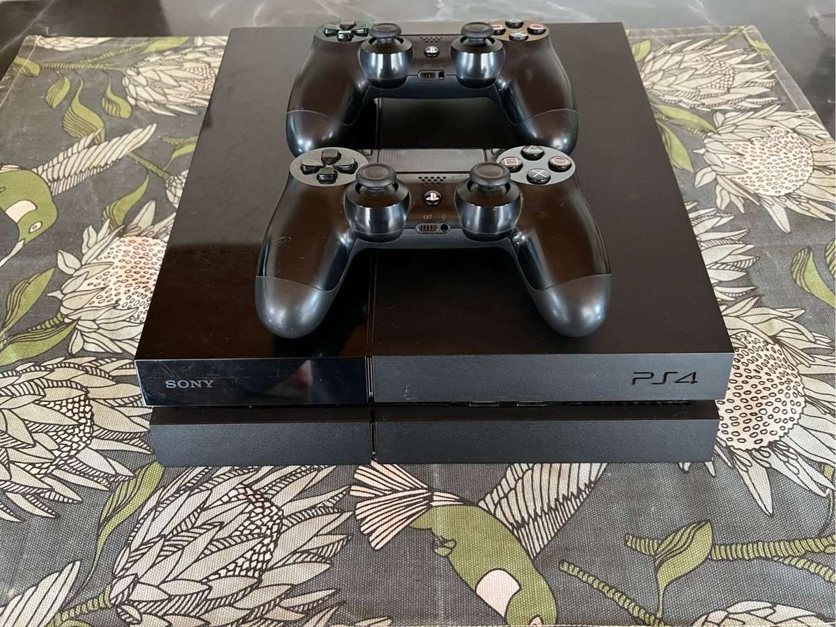 PlayStation 4 + 2 Controllers