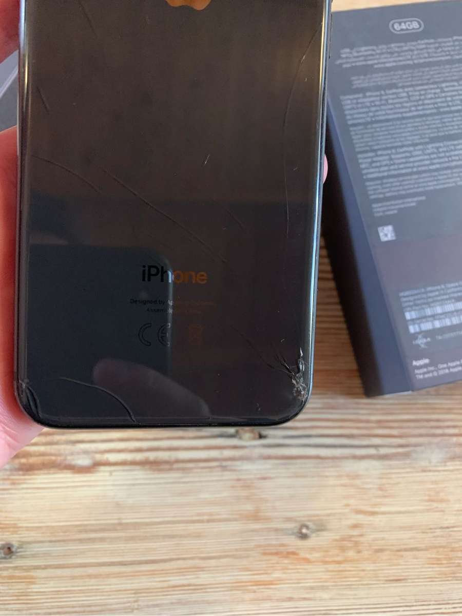 iPhone 8 Cracked back / chip