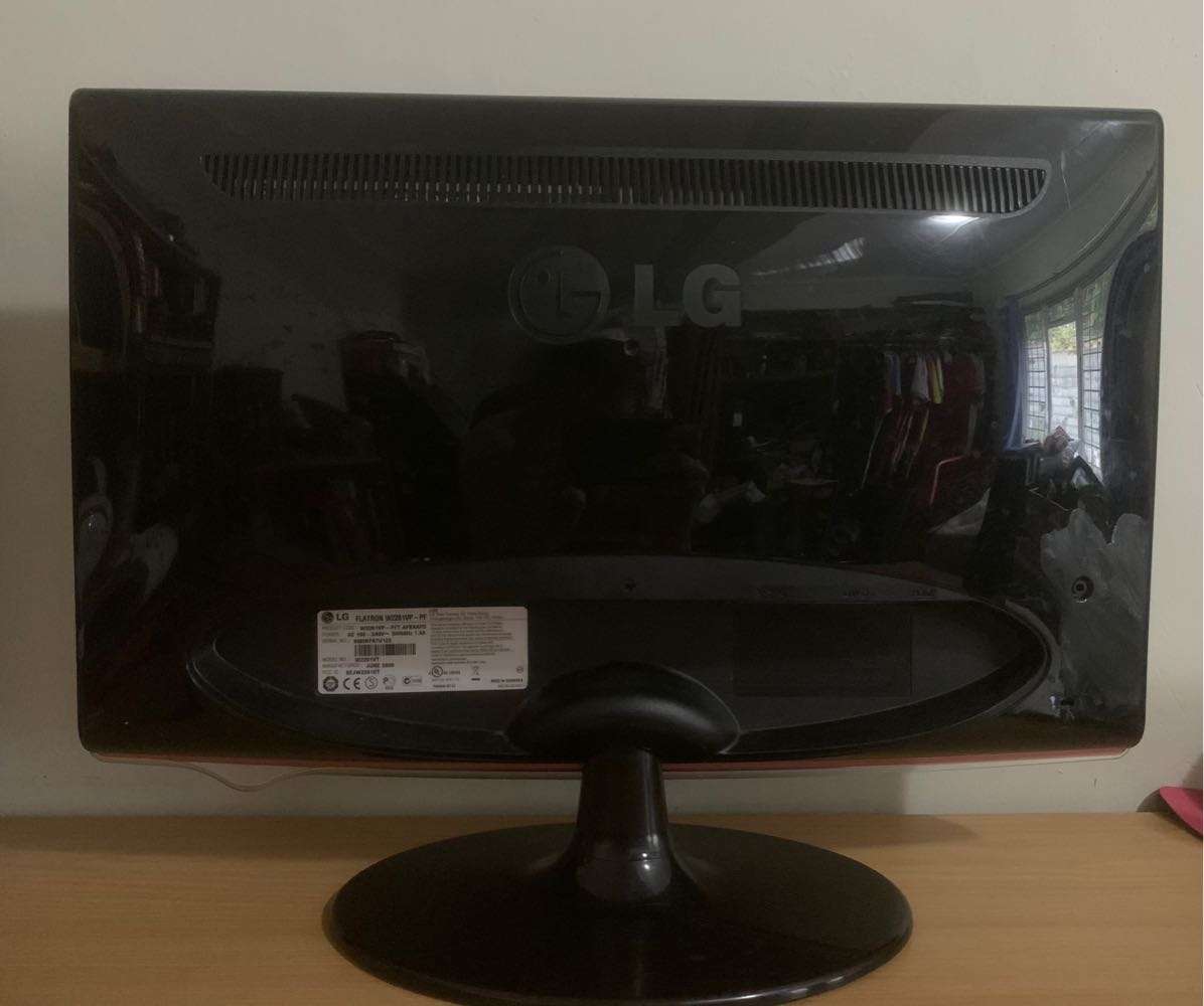 LG Flatron W2261VP-PF 22 Inch Full HD LCD HDMI Monitor.