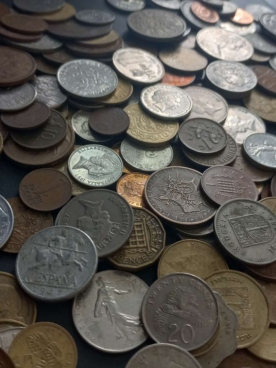 275 Mixed coins in Mari biscuit tin. Large variety
