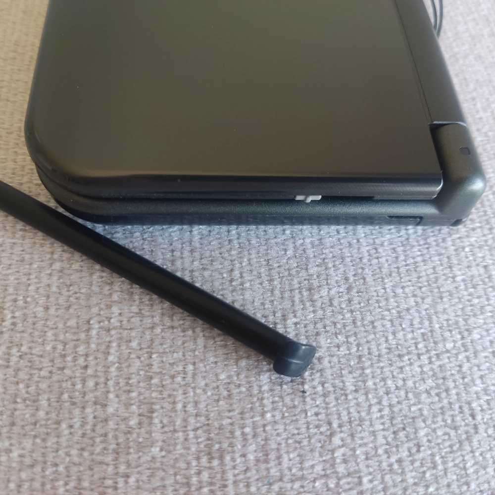 `New` Nintendo 3dsxl console with original stylus and charger