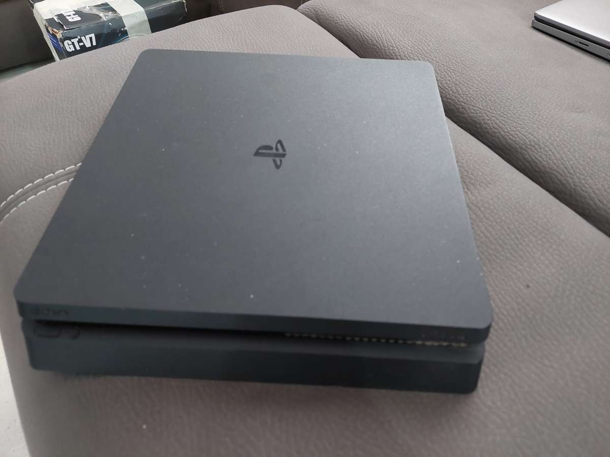 Playstation 4 console + Extras