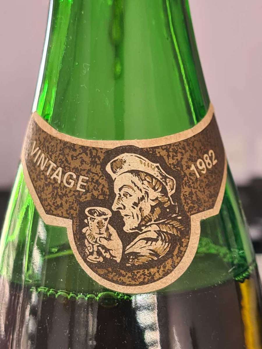 Vintage wine. Vintage 1982