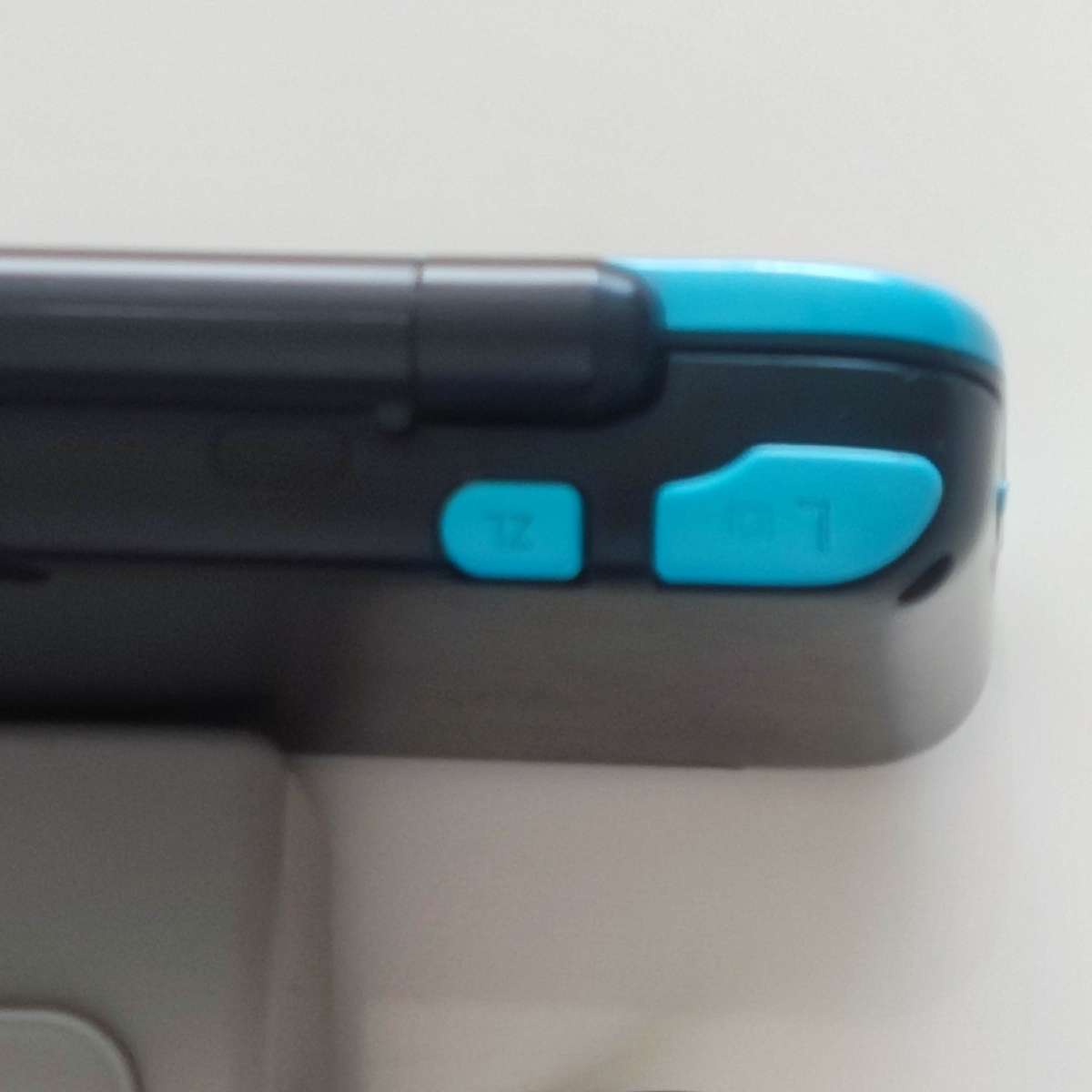 `New` Nintendo 2ds xl console with original charger and stylus, memory card included