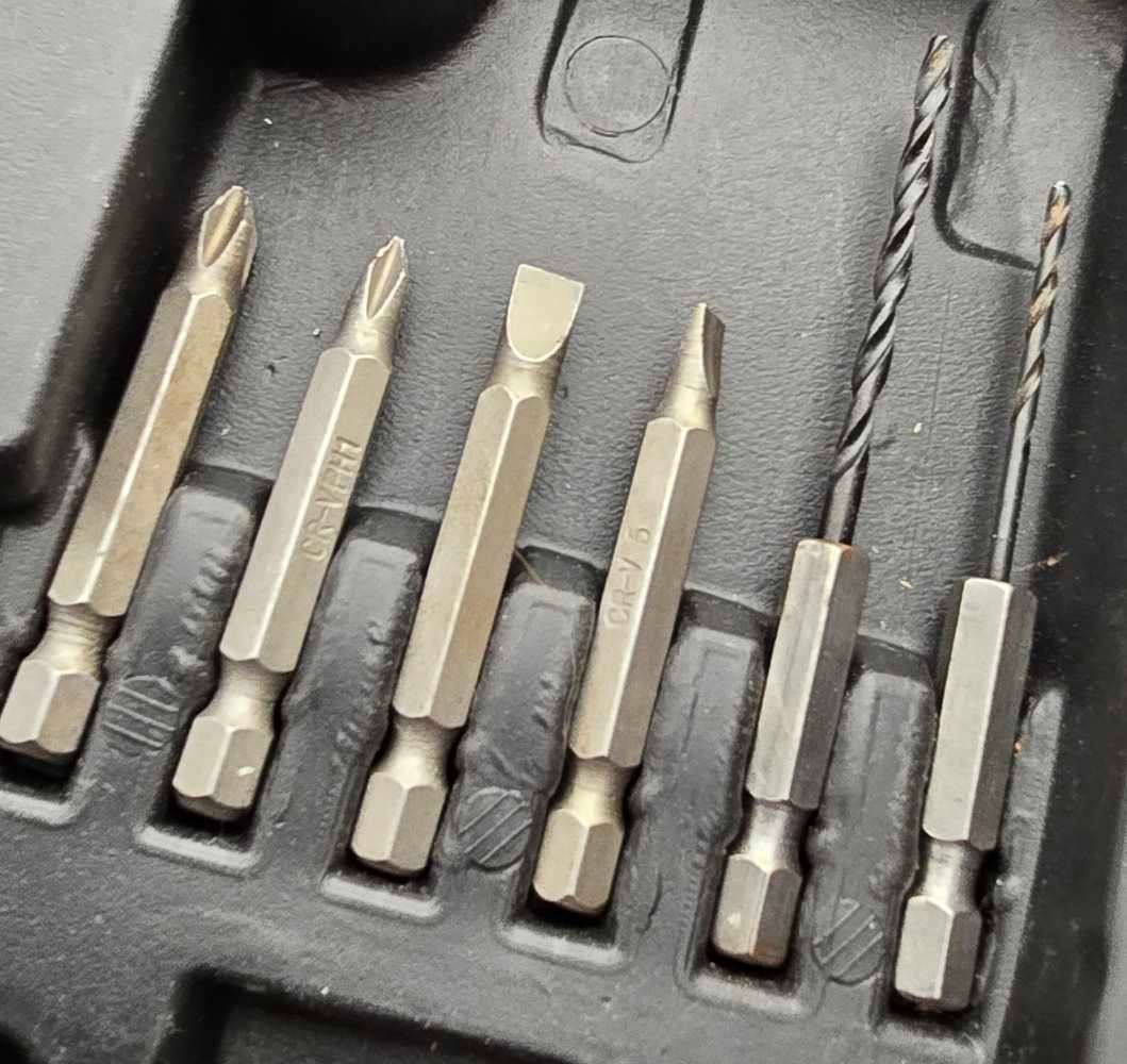 Cordless screwdriver set