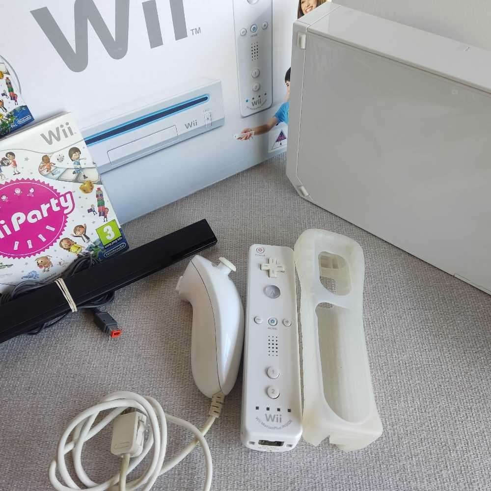 Nintendo Wii Family Edition Wii with Wii party+wii Sports