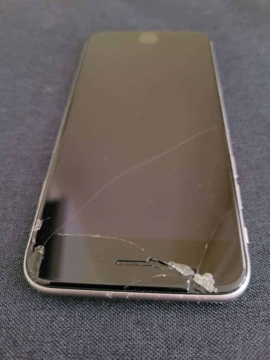 Apple iPhone 6S 16GB - Cracked Screen
