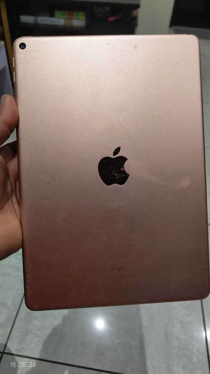 iPad Air 3rd Gen 64GB A2152 wifi Only(Touch Cracked) {Pre Owned}