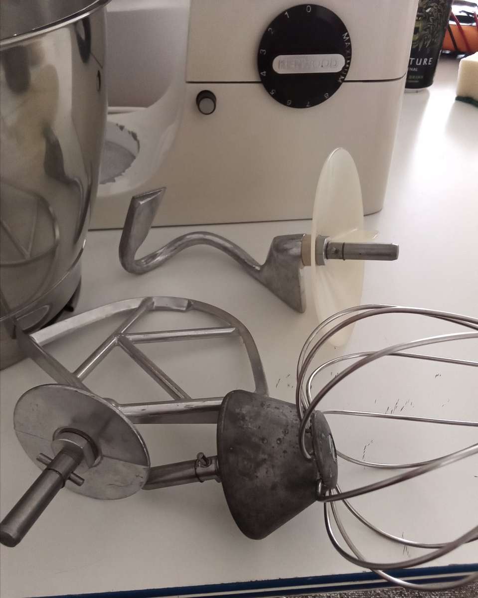 KENWOOD A901 MIXER WITH LIQUIDIZER.BRAND NEW MOTOR. EXCELLENT WORKING CONDITION.