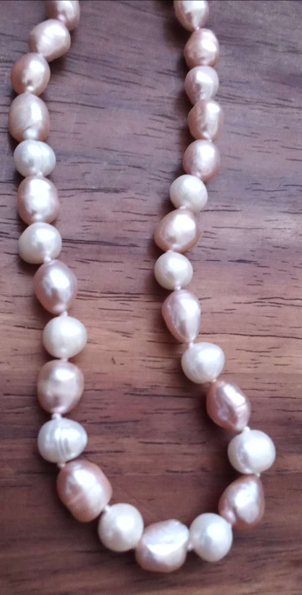 Pink Freshwater Pearl Necklace. New. Knotted. Lenght 43cm.